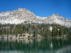 Mount Underhill and Packrat Peak stand to the northwest of Upper Redfish Lakes.