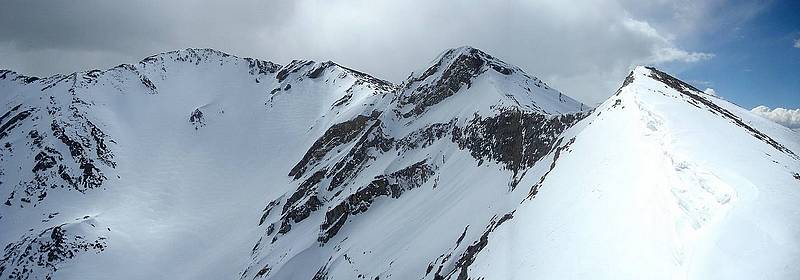 Panoramic view up the ridge to the summit of Horseshoe Mountain.